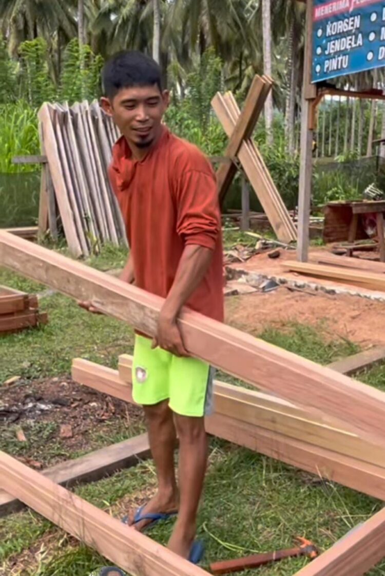 Ketika Deru Mesin Pasah Pak Ridwan Harus Berpacu dengan Gelapnya Teluk Sumbang