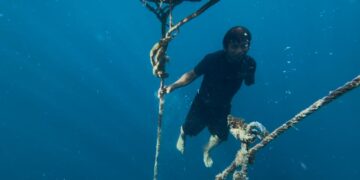 Menembus Batas Samudra, Kisah Hamdan, Nelayan Satu Tangan Penjaga Bagan Apung Teluk Sumbang