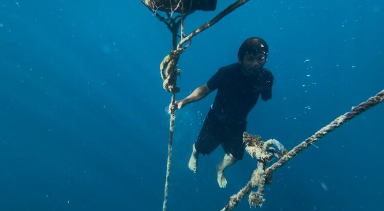 Menembus Batas Samudra, Kisah Hamdan, Nelayan Satu Tangan Penjaga Bagan Apung Teluk Sumbang