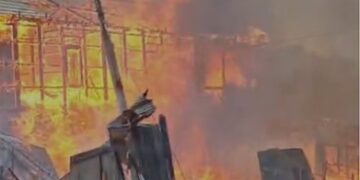 Amukan Api Luluhlantakkan Permukiman Padat Loa Duri Ilir saat Kemarau Terik