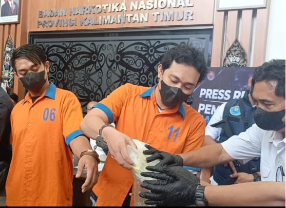 Mata Merah Tersangka Menyaksikan Sabu Miliaran Rupiah Menjadi “Jus” di Blender BNNP Kaltim