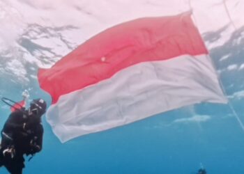 Pesona HUT RI ke-81, Perjuangan Kibarkan Merah Putih di Kedalaman 8 Meter Laut Pulau Miang