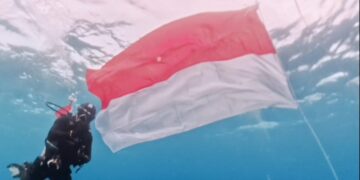 Pesona HUT RI ke-81, Perjuangan Kibarkan Merah Putih di Kedalaman 8 Meter Laut Pulau Miang