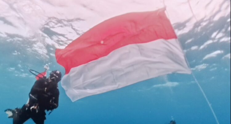 Pesona HUT RI ke-81, Perjuangan Kibarkan Merah Putih di Kedalaman 8 Meter Laut Pulau Miang