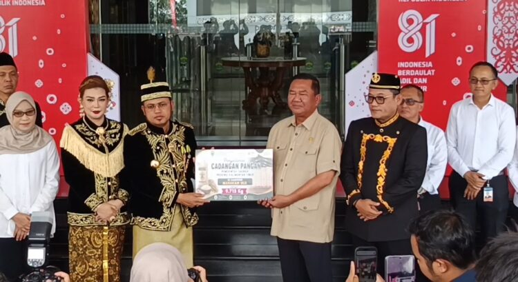 Sungai Mahakam Dangkal, Pemprov Kaltim Kirim 8 Truk Logistik Darurat ke Mahakam Ulu