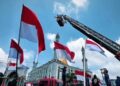 Unik dan Khidmat! Bendera Raksasa Berkibar di Atas Mobil Tangga Damkar Setinggi 20 Meter di Simpang Lembuswana