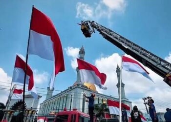 Unik dan Khidmat! Bendera Raksasa Berkibar di Atas Mobil Tangga Damkar Setinggi 20 Meter di Simpang Lembuswana
