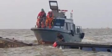 Tim Patroli PHM Berhasil Selamatkan Enam Awak Kapal Masyarakat yang Tenggelam di Perairan Mahakam