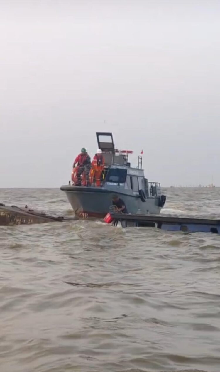 Tim Patroli PHM Berhasil Selamatkan Enam Awak Kapal Masyarakat yang Tenggelam di Perairan Mahakam