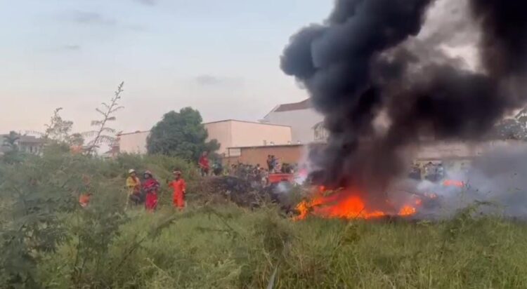 Kebakaran Lahan Di Eks Bandara Temindung, Dua Pemadam Terbakar Serius