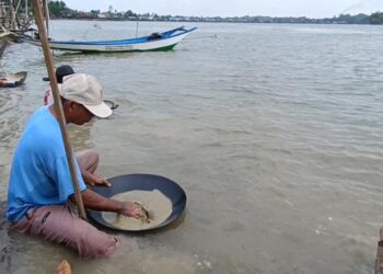 WARGA EMBALUT MENGULANG MEMORI 1997, MENGASAH PERUNTUNGAN EMAS DI DASAR MAHAKAM