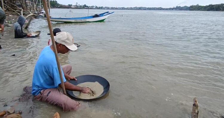 WARGA EMBALUT MENGULANG MEMORI 1997, MENGASAH PERUNTUNGAN EMAS DI DASAR MAHAKAM