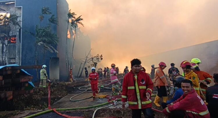 Amukan Si Jago Merah di Kawasan Eks PT Daya Besar, Ketika Angin Kencang dan Instrusi Air Laut Menyulitkan Perjuangan Petugas