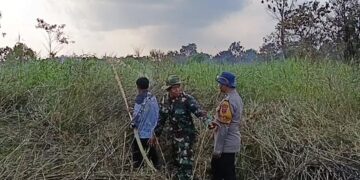 Momen Satpol PP dan Babinsa Samarinda Berbagi Selang Air Ini Bikin Adem