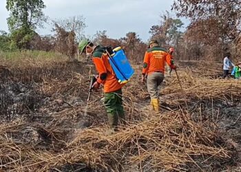 Bukan Tameng tapi Alat Semprot Petani, Aksi Kreatif Satpol PP Samarinda Jinakkan Karhutla