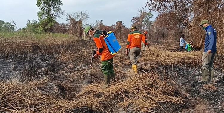 Bukan Tameng tapi Alat Semprot Petani, Aksi Kreatif Satpol PP Samarinda Jinakkan Karhutla