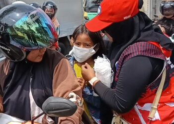Balita Diduga Tewas Akibat Kabut Asap, Demo di Kantor Gubernur Kaltim Nyaris Ricuh Ditabrak Mobil