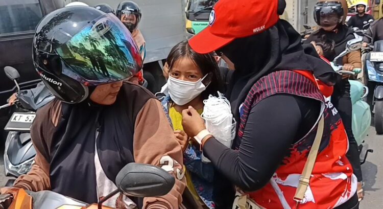 Balita Diduga Tewas Akibat Kabut Asap, Demo di Kantor Gubernur Kaltim Nyaris Ricuh Ditabrak Mobil