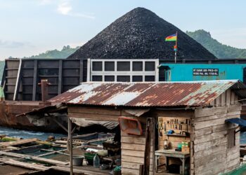 Detik-detik Menegangkan Ponton Batu Bara Hantam Rumah dan Keramba di Loa Duri Ulu