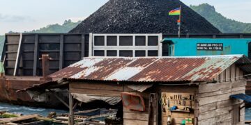 Detik-detik Menegangkan Ponton Batu Bara Hantam Rumah dan Keramba di Loa Duri Ulu